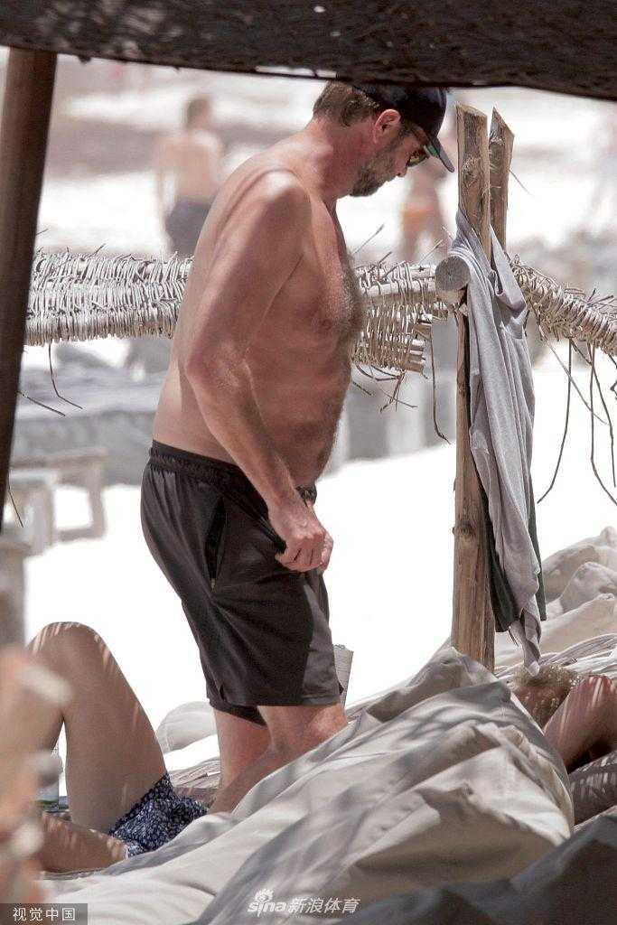 乌拉亲昵地依偎在克洛普肩头，两人在金色的夕阳余晖中轻声细语，身后是渐渐暗去的天色，画面温馨动人，仿佛一幅流动的油画。