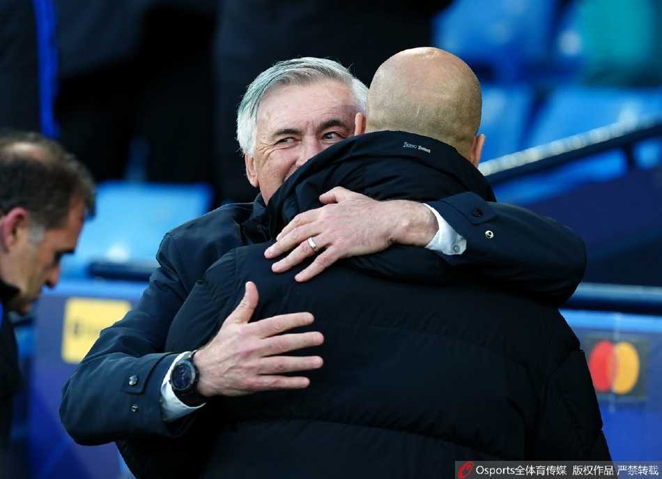 曼城球员贝尔纳多·席尔瓦轰出一记石破天惊的远射，皮球直挂球门死角