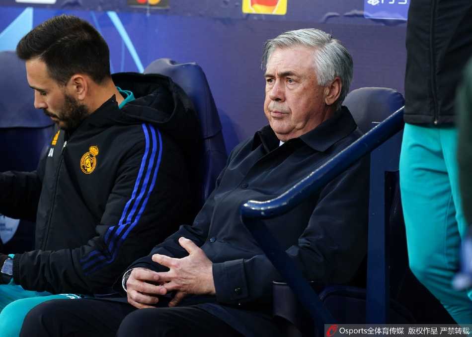 皇马球星本泽马在禁区内舒展身体，以一记精彩的凌空扫射为球队扳回一城