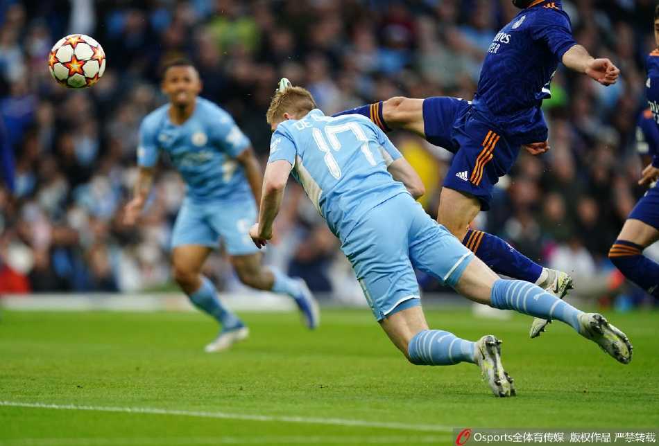 皇家马德里全队在赛后向远道而来的客场球迷致意，尽管失利但球队的斗志并未消退