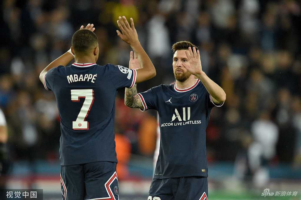 梅西在进球后张开双臂，肆意奔跑在王子公园球场的草皮上，他的眼神中燃烧着逆转的火焰，迎接主场数万球迷山呼海啸般的欢呼。