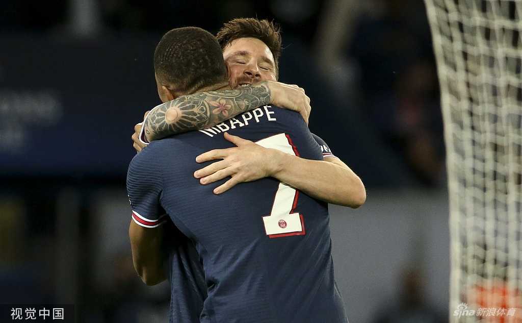 姆巴佩在边路突破后送出精妙横传，梅西跟进推射，皮球击中立柱瞬间，整个球场的呼吸都为之一滞。