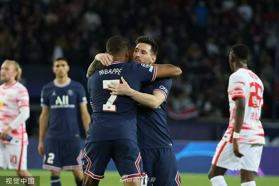 梅西站在点球点前，神情专注而从容，他轻巧地用右脚送出一记勺子点球，皮球在空中划出一道美妙的弧线，戏耍了门将，也彻底击溃了对手的心理防线。