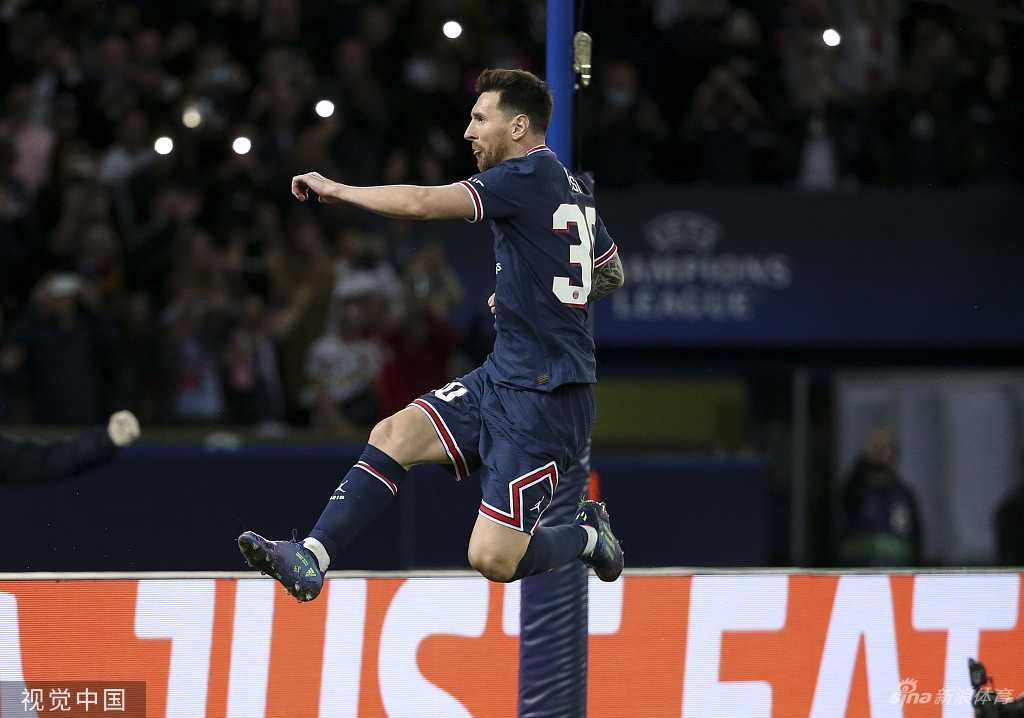 比赛结束后，梅西独自一人站在球场中央，仰望星空，王子公园球场的灯光将他笼罩，仿佛在默默诉说着这个夜晚属于他的传奇故事。