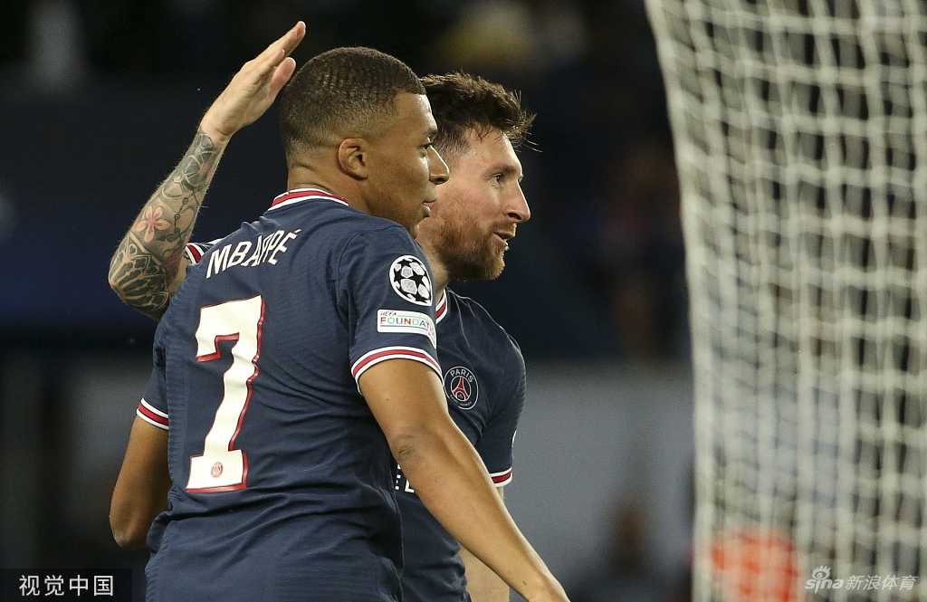 梅西、姆巴佩等巴黎圣日耳曼球员紧紧相拥，庆祝这来之不易的逆转胜利，他们的脸上洋溢着激情与自豪，团队凝聚力在这一刻展现得淋漓尽致。