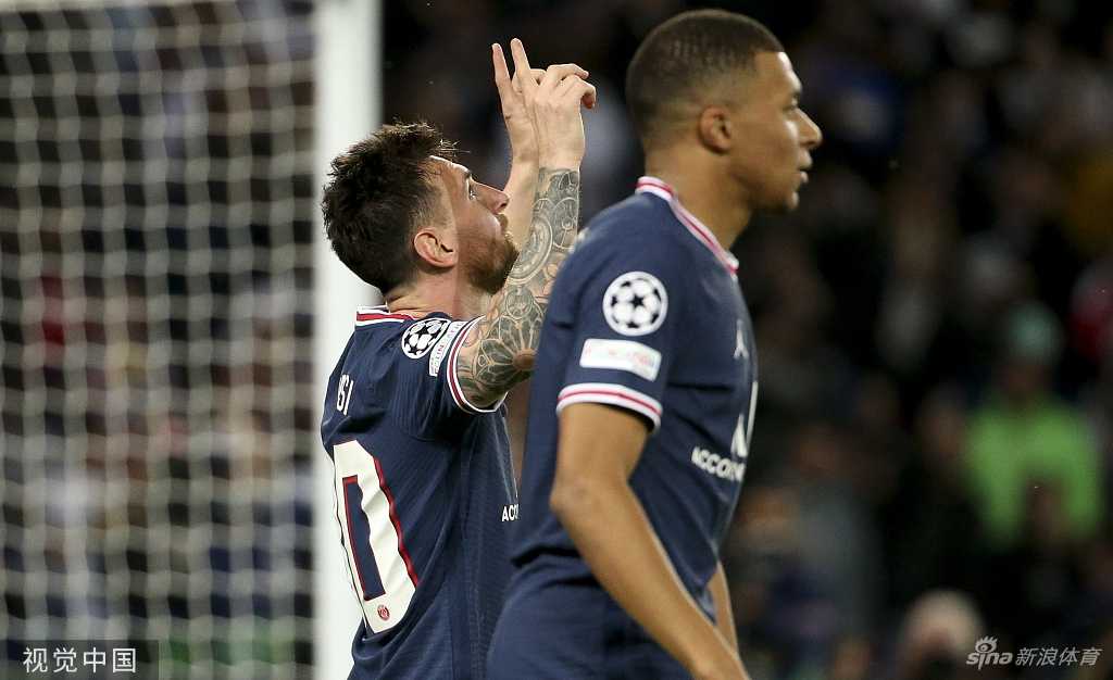 姆巴佩在禁区内被对手放倒，造点后他与梅西相视一笑，两人之间的默契与信任在这一刻显露无遗，仿佛在说‘这球交给你了’。