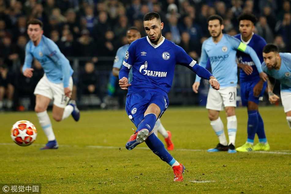 费尔南迪尼奥防守中无奈拉人犯规，裁判果断出示黄牌警告，这也为曼城下半场的艰难埋下伏笔。