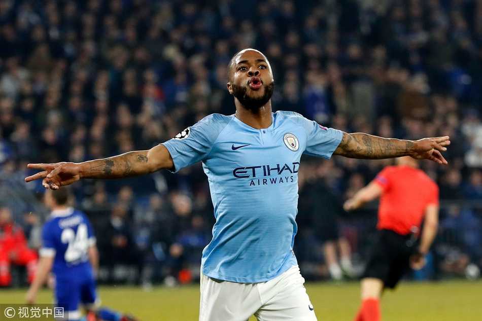 阿圭罗门前冷静推射空门得手，为曼城首开纪录，队友纷纷上前拥抱庆祝这粒关键的客场进球。