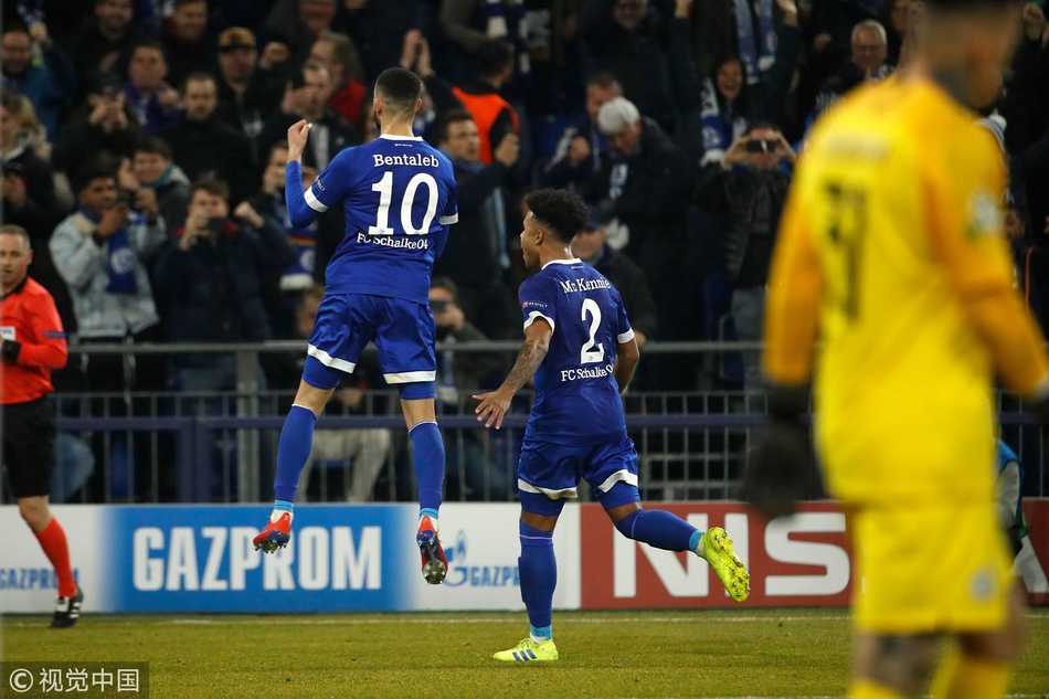 完成绝杀的斯特林成为全场焦点，队友将他团团围住，共同庆祝这粒来之不易的客场胜利。