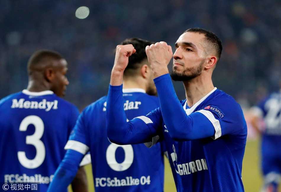 瓜迪奥拉在场边张力十足，肢体语言丰富，仿佛在用全身的细胞向弟子们传达最后的进攻指令。