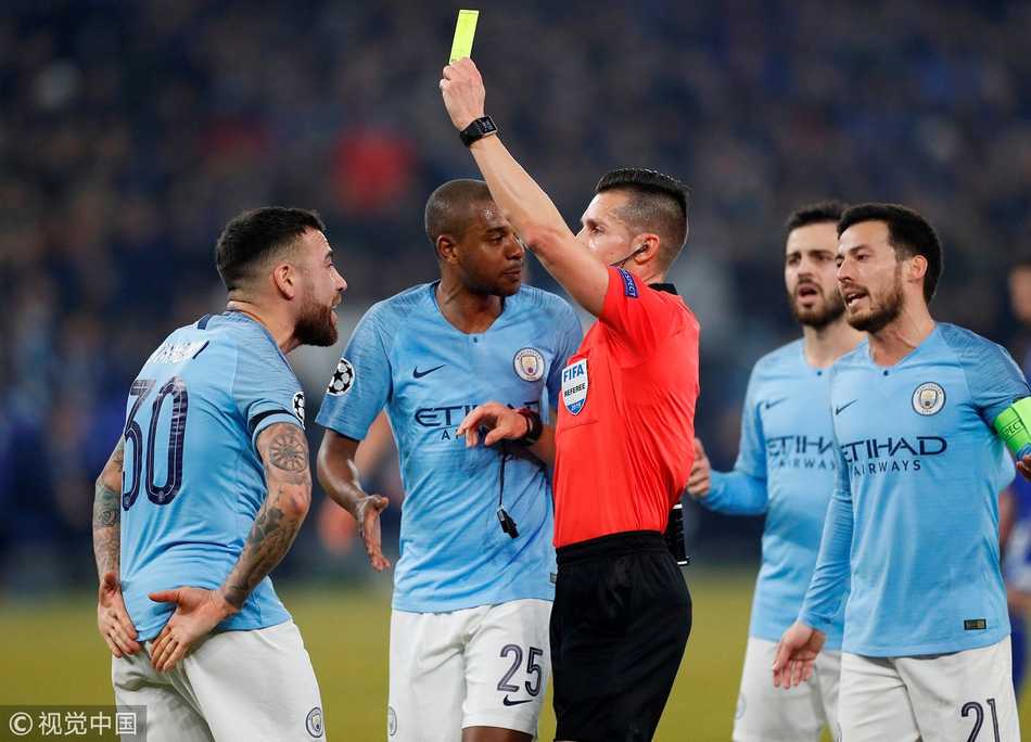 比赛开始前，双方教练在场边友好问好，然而谁也没有料到，接下来的90分钟会是一场如此惊心动魄的进球大战。