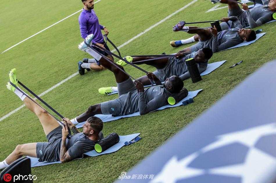 在希腊明媚的阳光下，热刺的球星们神情专注，队长袖标在臂弯处熠熠生辉，仿佛凝聚着上赛季杀入决赛的全部荣光与经验。