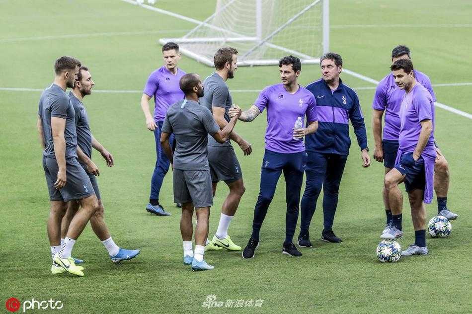 波切蒂诺双手插兜，目光深邃地望向远方，他的倒影投射在草坪上，这位阿根廷教头正试图在这片异国土地上，为多灾多难的赛季寻找一条通往光明的战术出路。