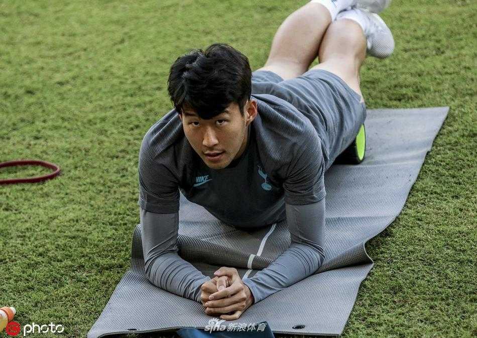 凯恩在拉伸运动中舒展身体，小腿肌肉线条在午后的阳光下如同雕塑，这支球队的箭头人物正调整呼吸，准备在希腊的夜空下再次证明世界级中锋的价值。