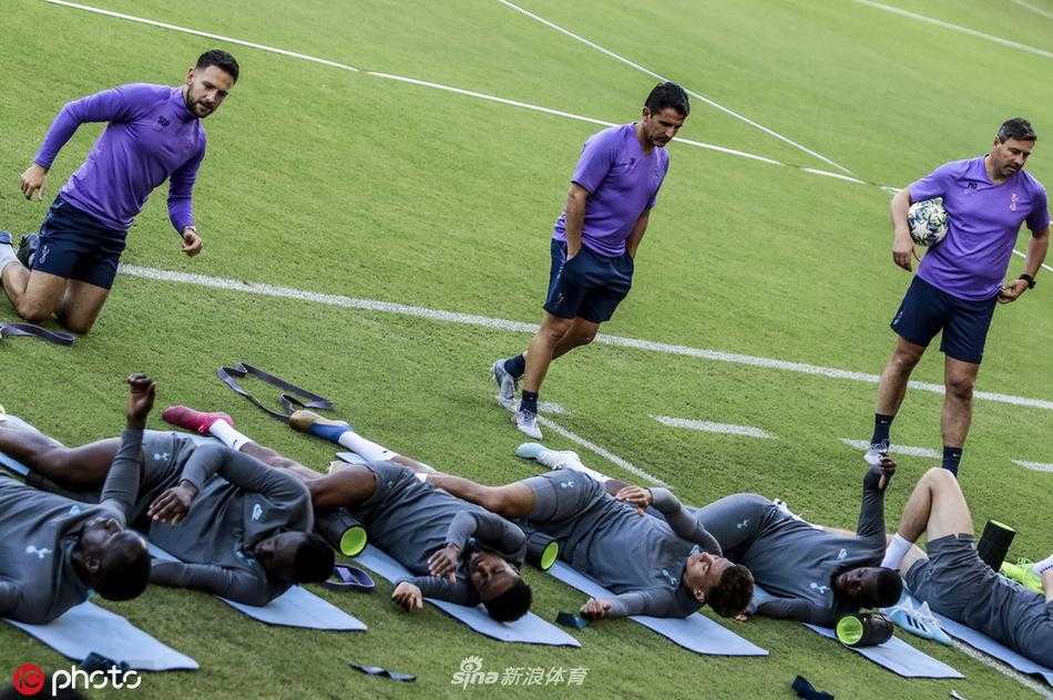 抢圈游戏中的欢声笑语暂时驱散了联赛的阴霾，孙兴慜灵巧的摆脱动作引得队友侧目，足球在这片临时画线的场地上传递着信任与默契。