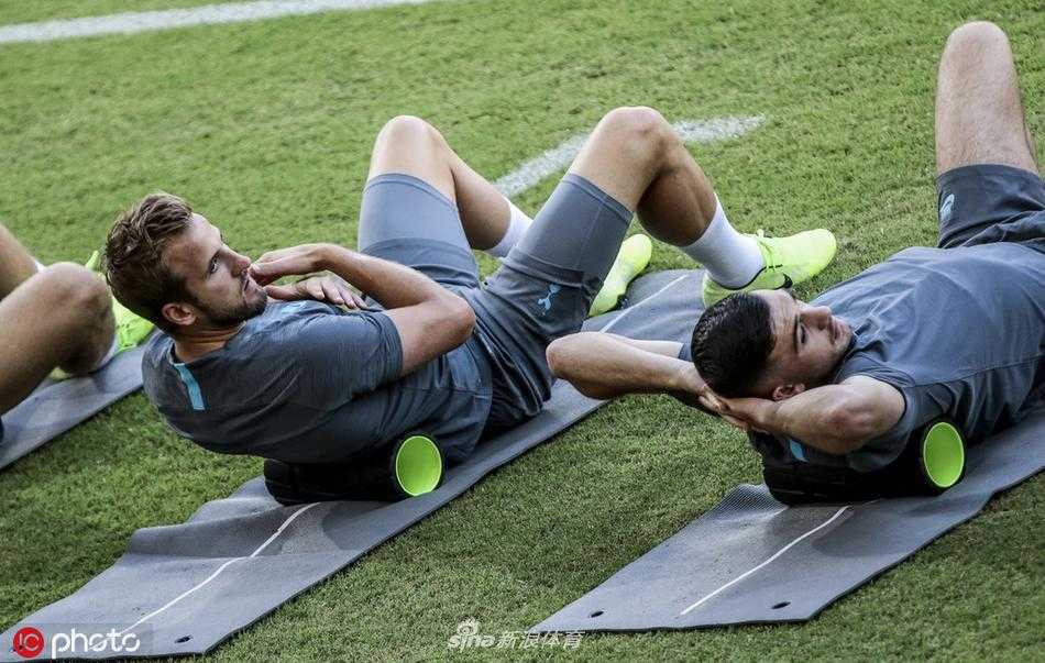 训练场边堆放的足球静静等待着主人的召唤，远处的港口依稀可见，这支来自伦敦的球队，即将从这座古老的港口城市起航，驶向未知的欧冠风暴中心。