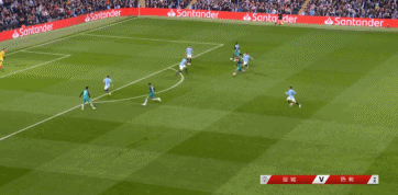 梅西在对方防线中轻巧挑球过人，眼神犀利寻找传球路线，整个画面充满舞蹈般的韵律感