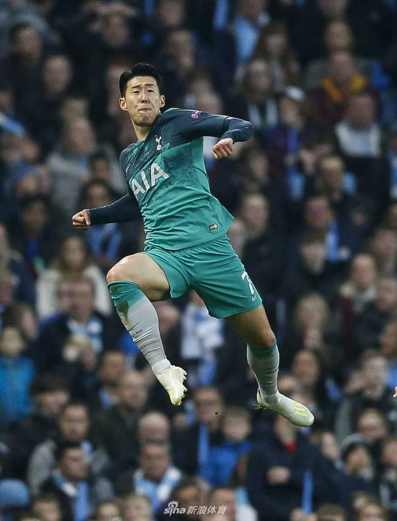 德里赫特高高跃起头球攻门瞬间，他紧闭双眼奋力一顶，皮球如出膛炮弹般飞向球门