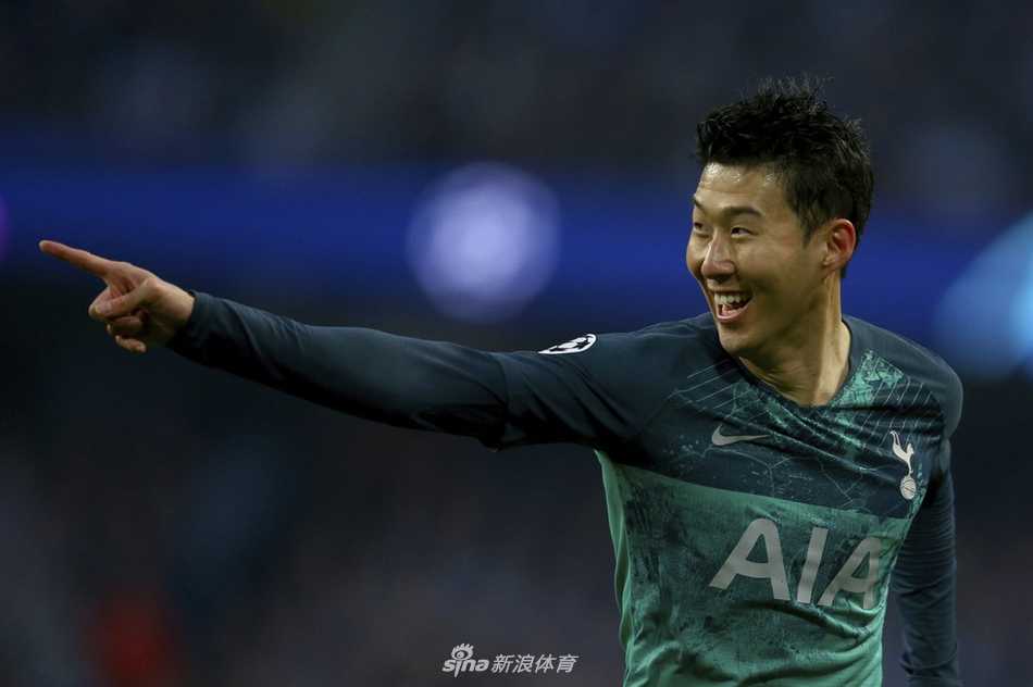 欧冠比赛现场，四位候选球员的拼图画面，梅西握拳怒吼、孙兴慜滑跪庆祝、德里赫特振臂高呼、菲尔米诺微笑拥抱，交织出激情瞬间