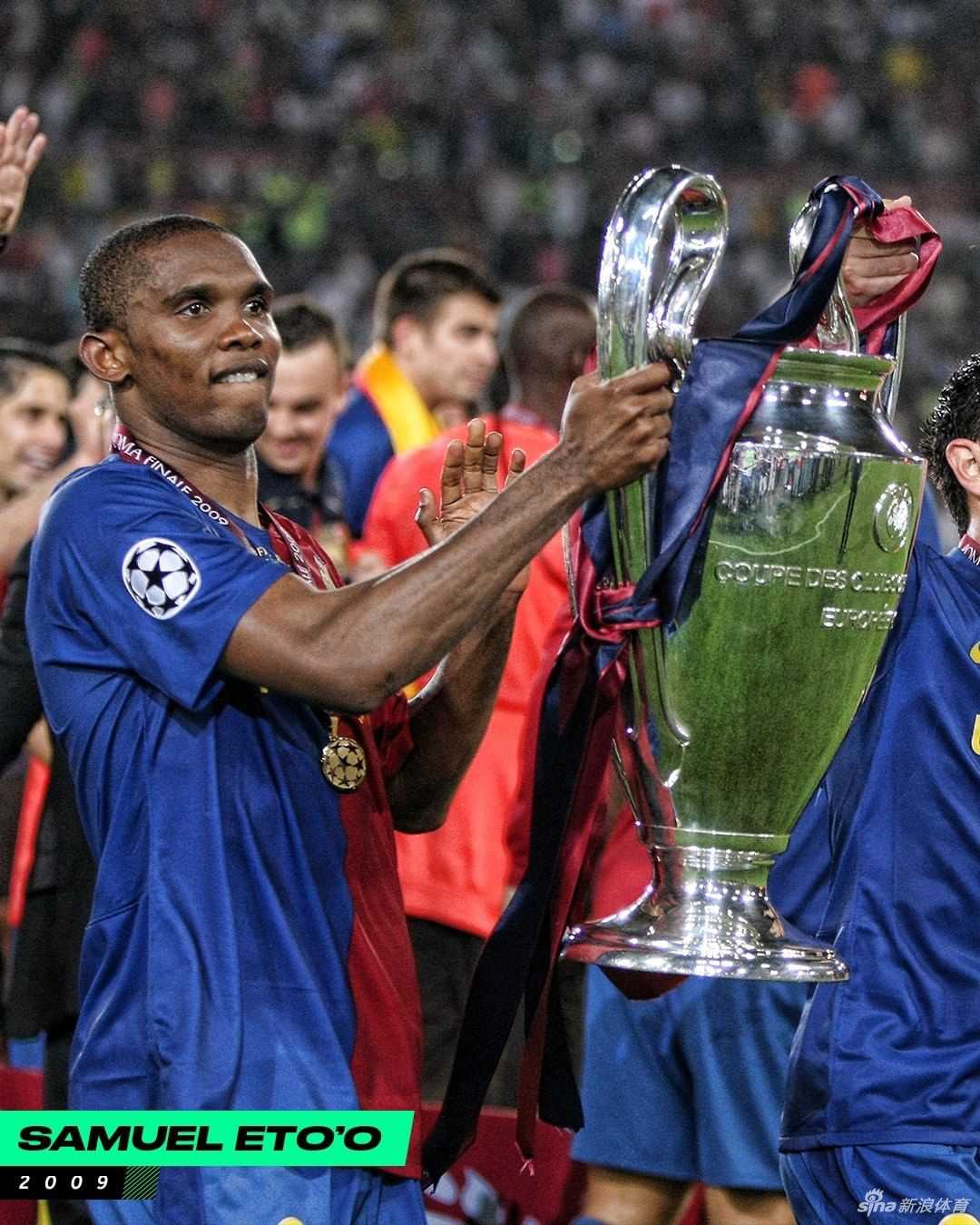 哈维在柏林奥林匹克球场捧起欧冠奖杯深情亲吻，他的眼神低垂，仿佛在与这座奖杯进行最后的私语。