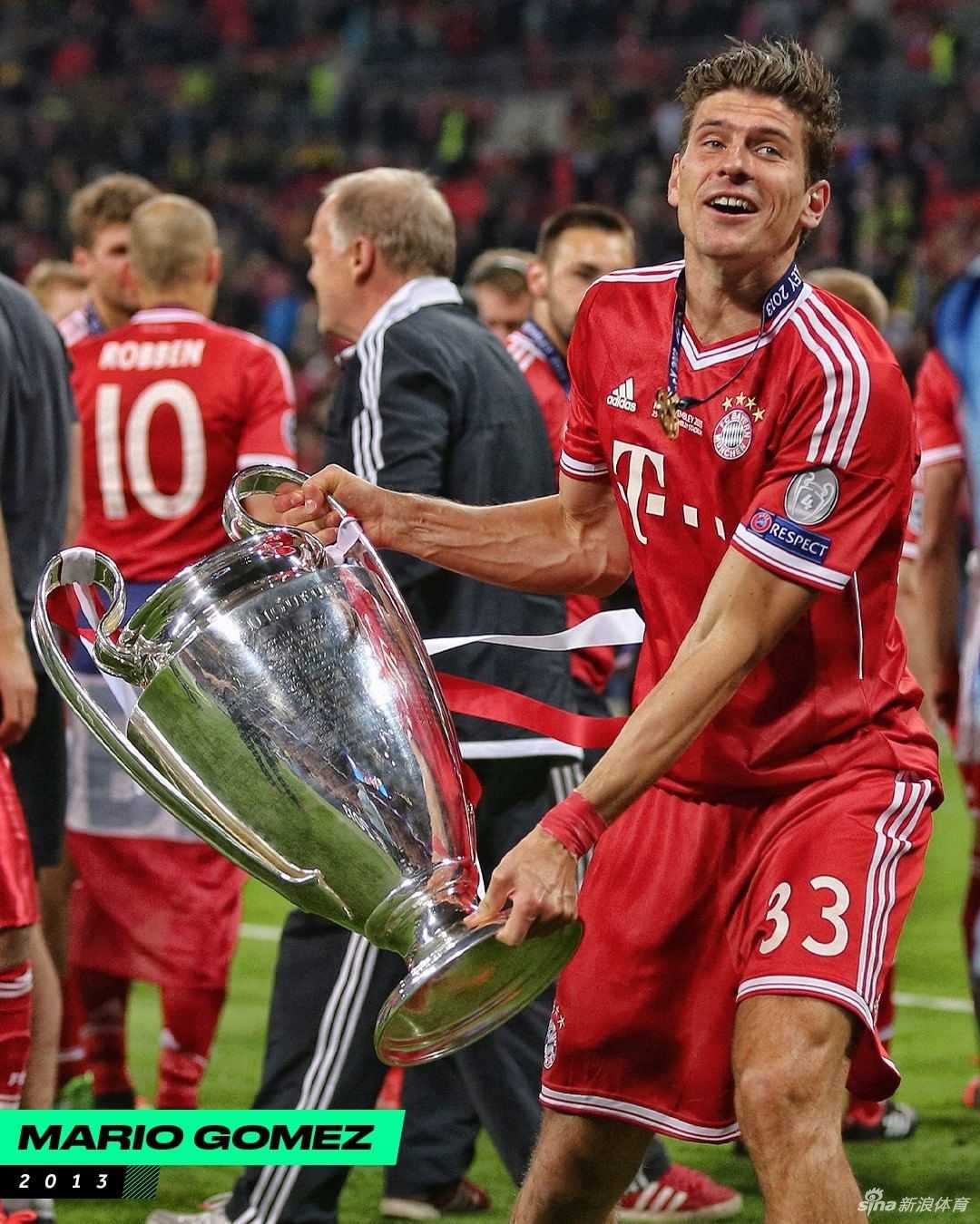 斯图里奇在利物浦夺冠后露出标志性的古怪舞蹈动作，脸上的笑容灿烂又带着一丝历经沧桑的释然。