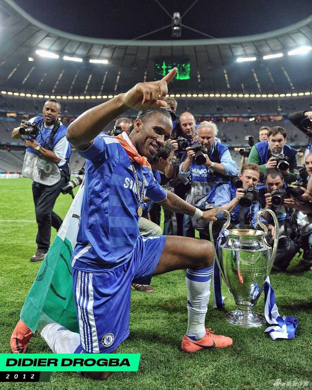 迪玛利亚在欧冠决赛中带球突破，长发飘逸，眼神坚毅地望向对方球门，充满了灵动的杀气。