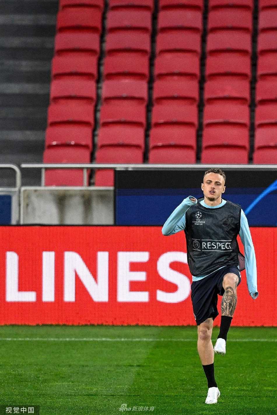 球员独自进行拉伸，仰望里斯本天空，眼神中交织着沉思与坚定