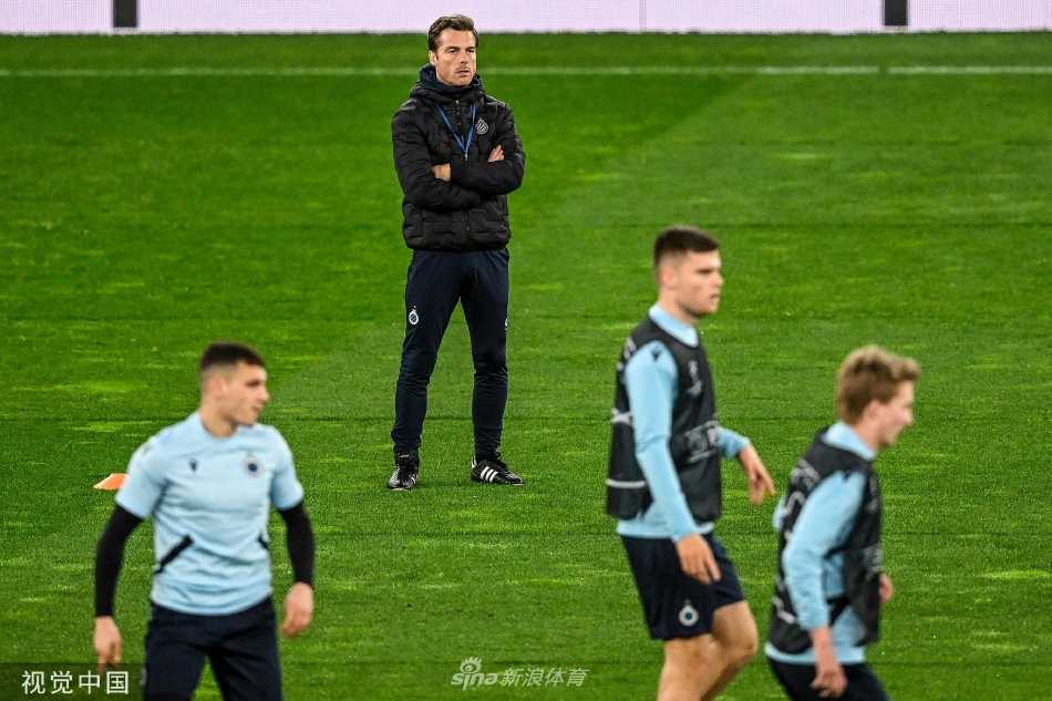 训练结束，球员们结伴走向场边，灯光将他们的身影拉长在草皮上