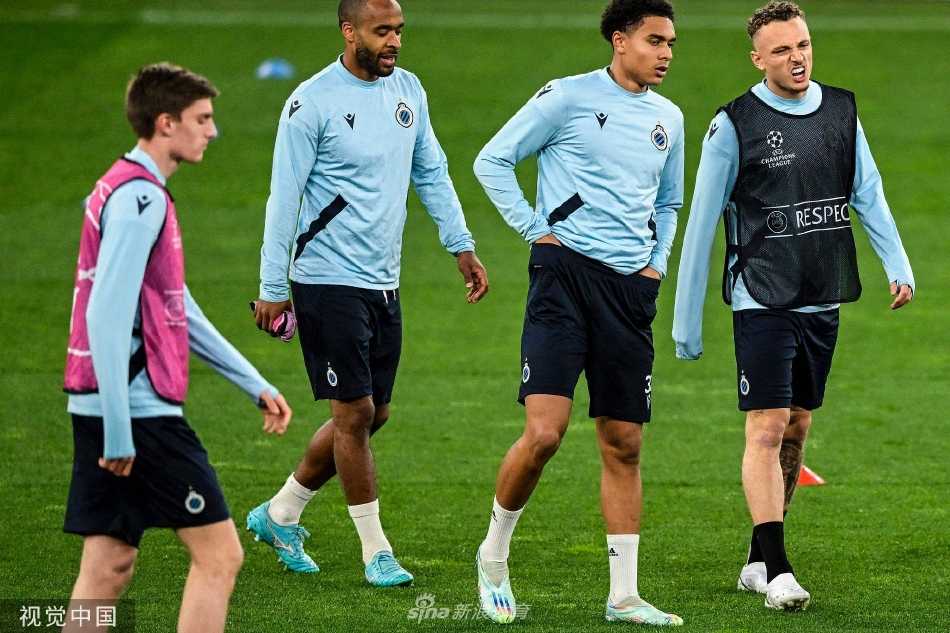 主教练帕克手持战术板，在训练中与队员激烈讨论，手势坚定