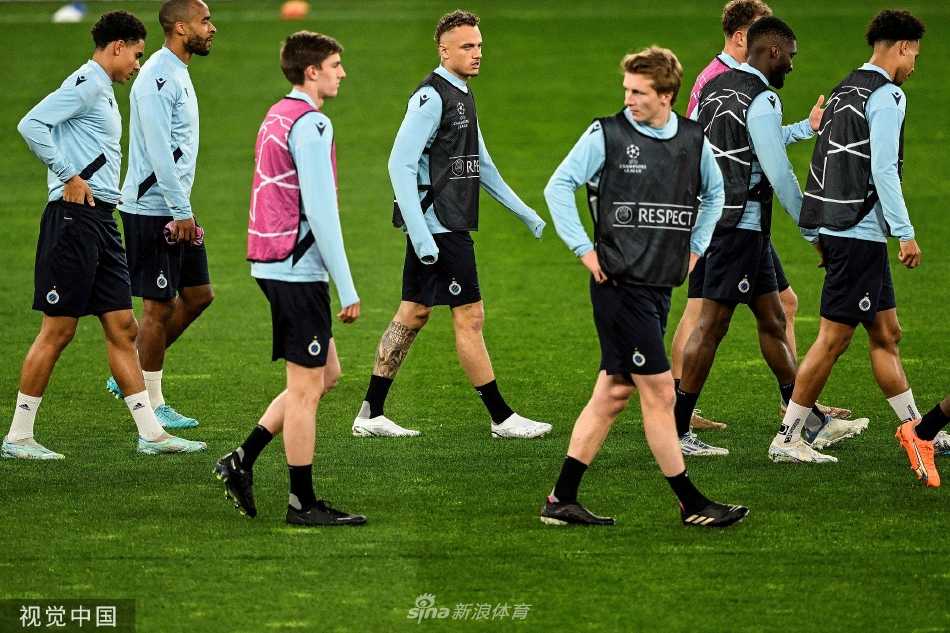 全队围拢在一起搭肩鼓劲，在异国夜色下齐声呐喊，展现团队凝聚力