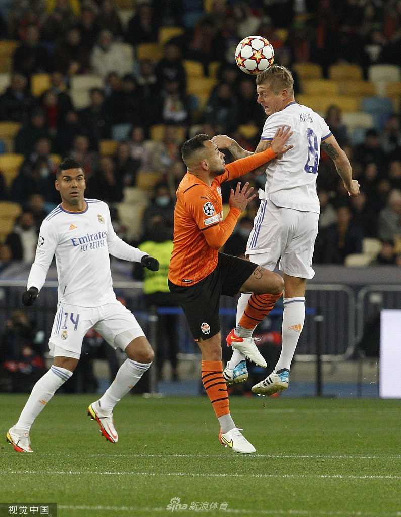 维尼修斯张开双臂，如同夜空中翱翔的雄鹰，在顿巴斯球场的聚光灯下肆意庆祝他的欧冠杰作