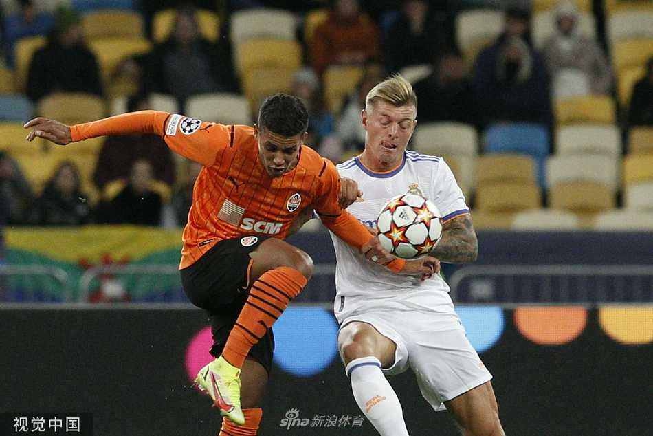 米利唐如一道白色城墙，在对手的猛烈冲击下寸土不让，用一次奋不顾身的拼抢捍卫着球队的荣耀