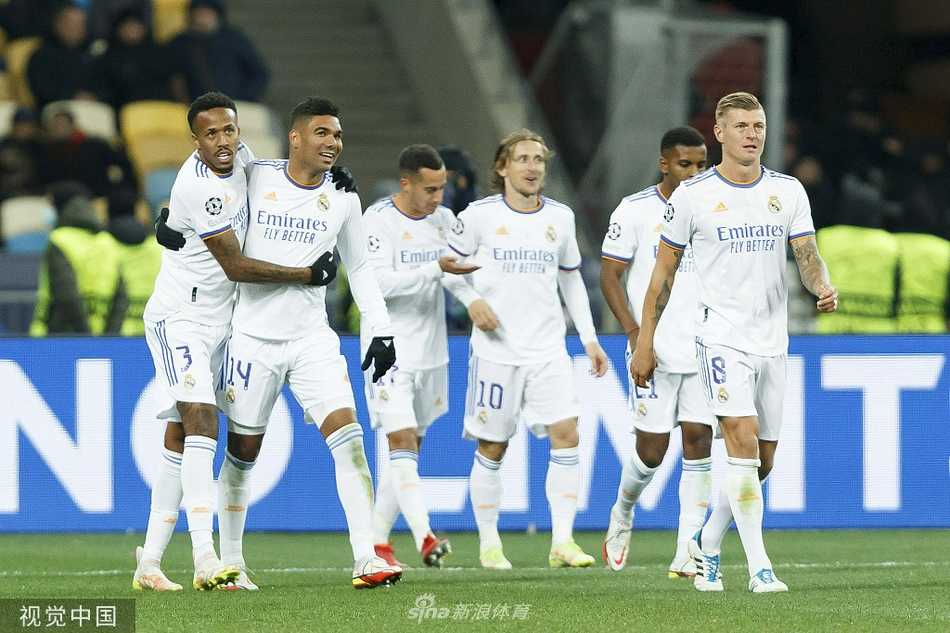 阿拉巴、本泽马与巴列霍肩并肩，脸上洋溢着胜利的喜悦，这一刻他们不仅是队友，更是共同书写历史的亲密战友