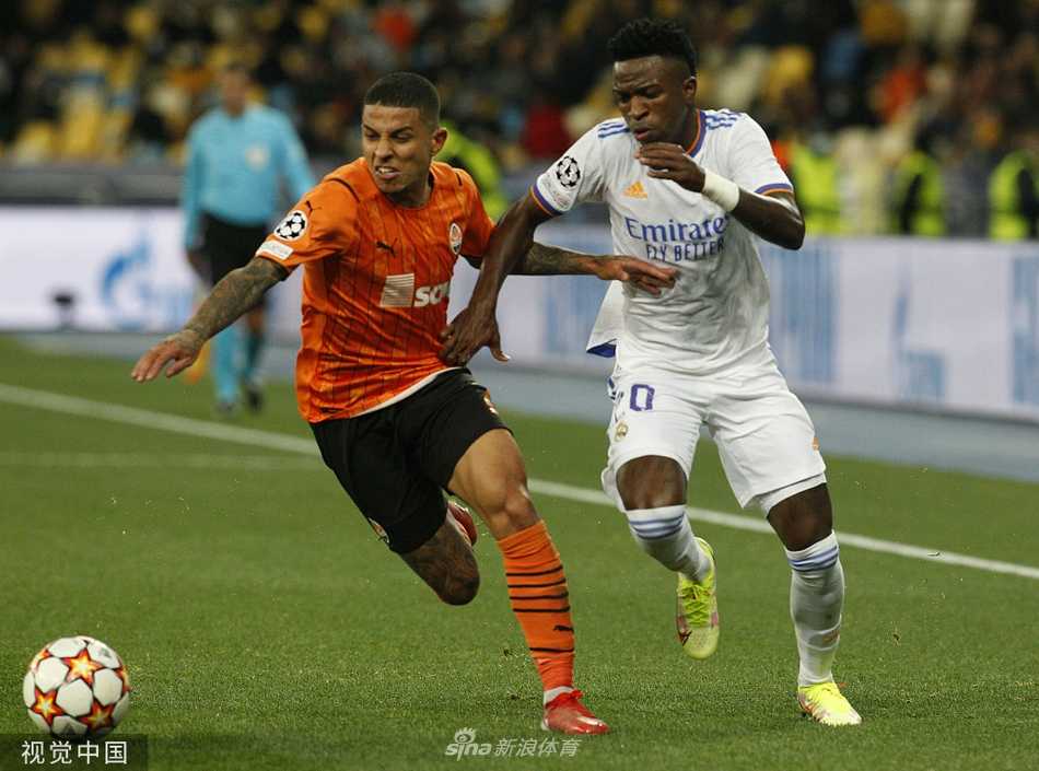 本泽马霸气挥拳，标志性的庆祝动作背后，是又一场传射建功的完美演出，他是这支银河战舰最可靠的船长