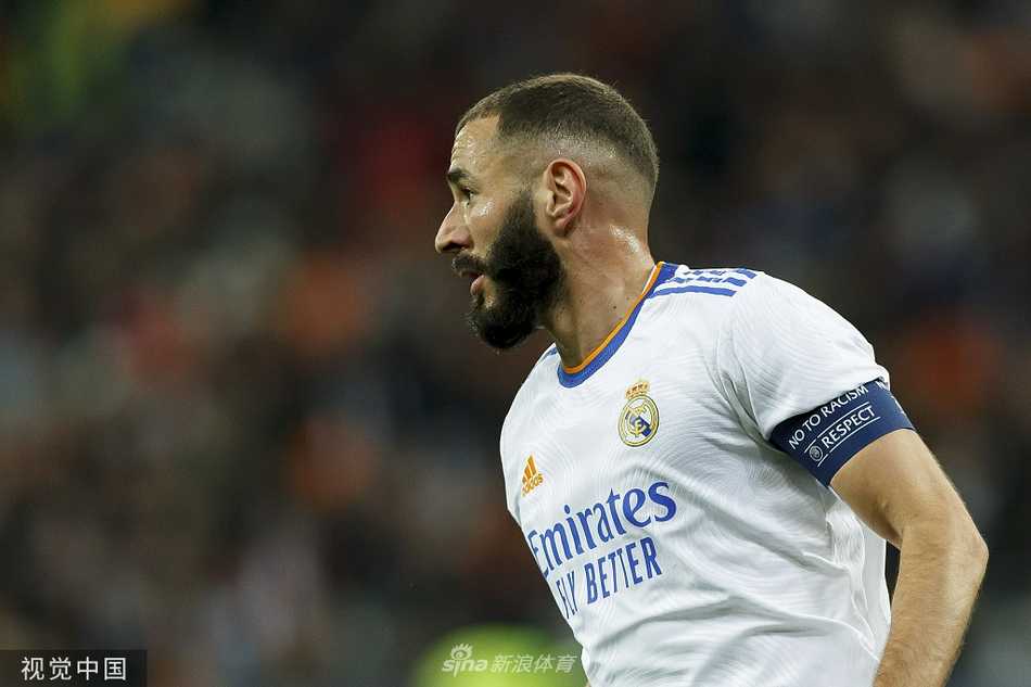 巴斯克斯如疾风般掠过边路，他的每一次冲刺都撕扯着对手的防线，用不知疲倦的奔跑诠释着全能战士的定义