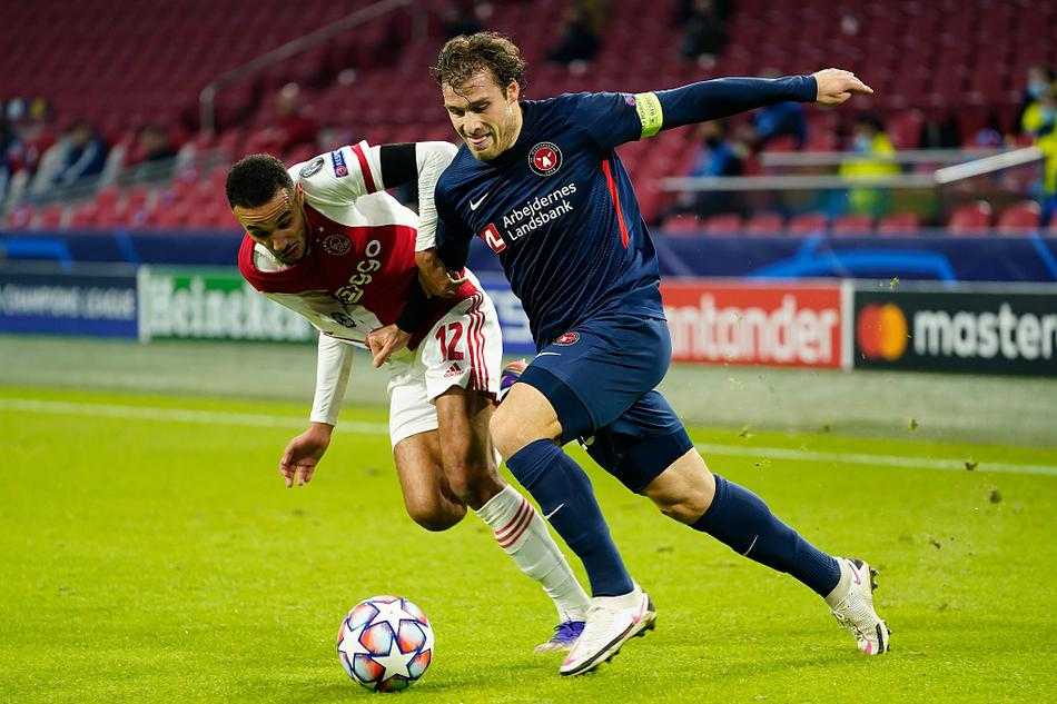 阿贾克斯新星格拉文贝赫在球迷山呼海啸的呐喊声中，轰出一记势大力沉的世界波，皮球如流星般划破夜空，直挂球门死角，瞬间点燃了整个球场的激情。