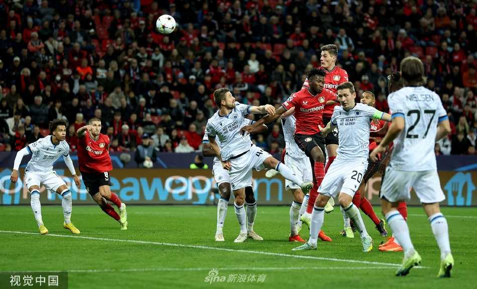 勒沃库森核心球员在对方围堵中抬头观察，寻找传球路线，眼神专注而坚定