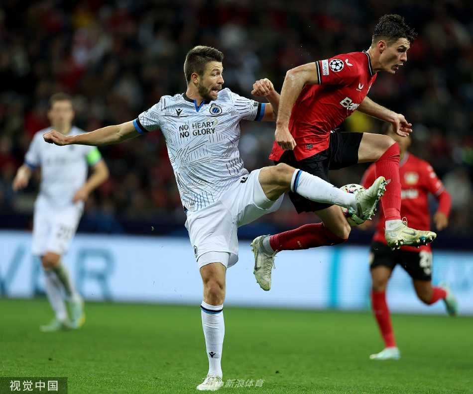 布鲁日后卫在门线前飞身滑铲，惊险化解勒沃库森势在必得的劲射，堪称教科书式的救险