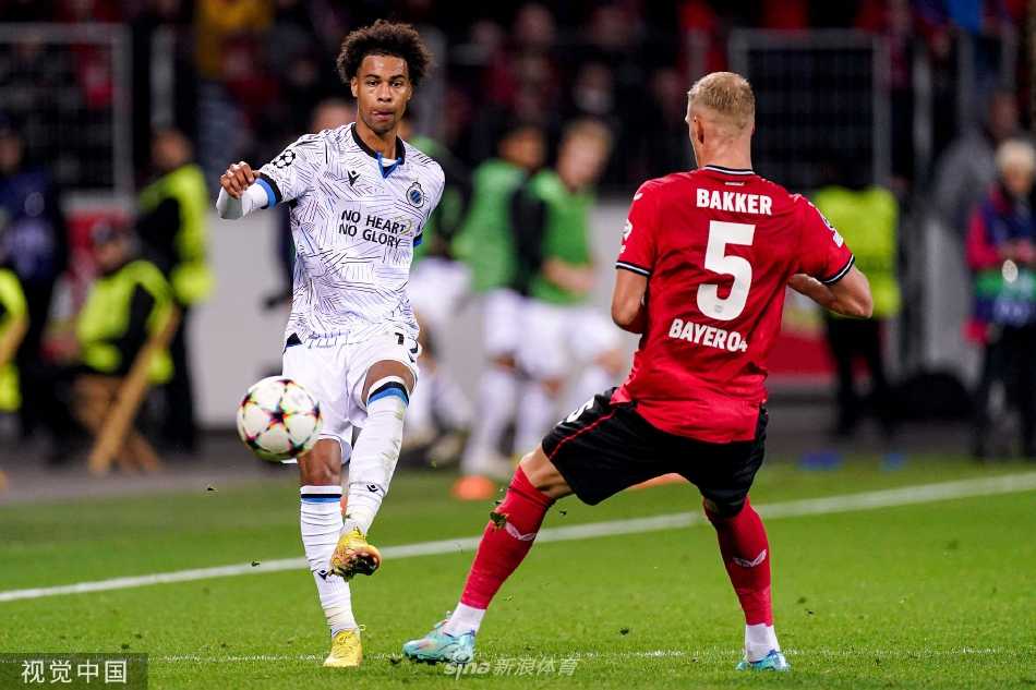 勒沃库森主帅在场边焦急指挥，双臂挥舞，对场上局势充满关切与期待