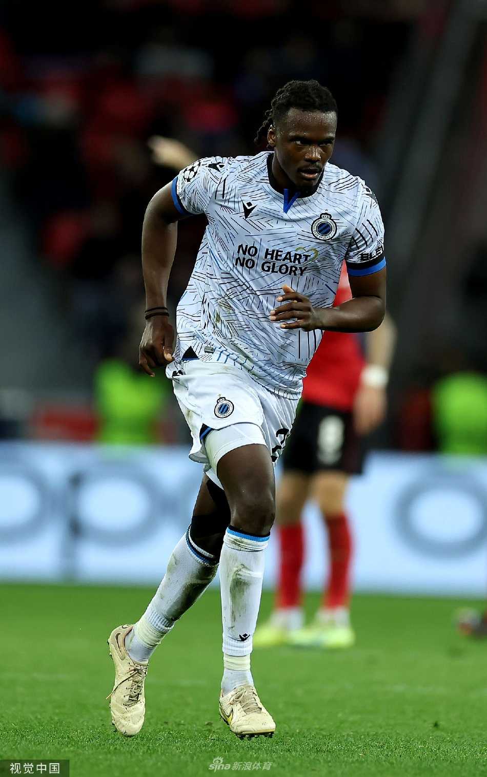 终场哨响，布鲁日门将振臂怒吼庆祝晋级，身后的队友正狂奔而来准备拥抱他