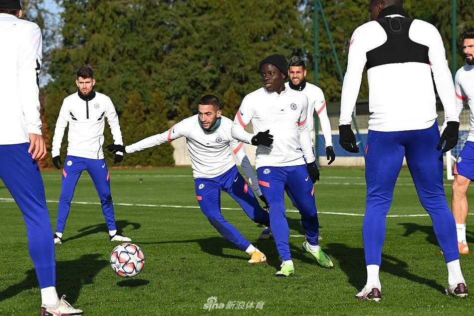 训练场上，德国双子星维尔纳与哈弗茨正在进行无间的配合练习，维尔纳嘴角上扬的轻松笑容，与哈弗茨专注的带球动作相得益彰，这对身价不菲的搭档用默契宣告着他们在进攻端的无限可能。