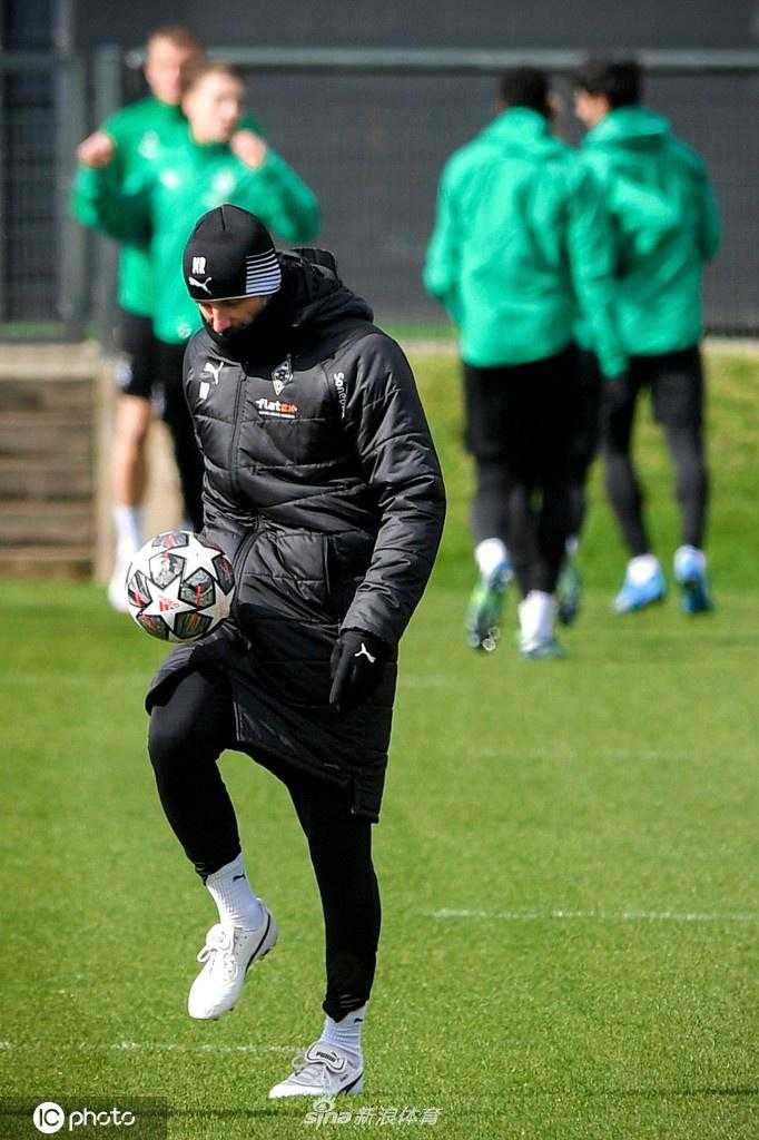 汗水在阳光下闪光，门兴核心球员在进行高强度的有球训练，他压低重心，目光如炬，仿佛要洞穿曼城坚固的防线。