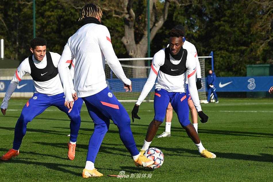 训练结束后的放松时刻，芒特与科瓦契奇并肩慢跑调整呼吸，背景里是科巴姆基地开阔的草坪。两人脸上带着运动后的红润，轻松的步态中透露出大战前夕难得的平静与从容。