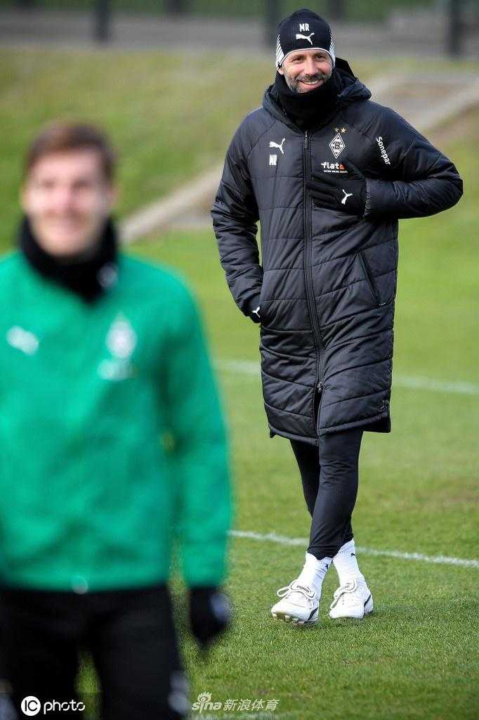 队宠施廷德尔在训练中格外卖力，他脚下的皮球仿佛被赋予了生命，在连败的低谷中，他试图用领袖的担当盘活全队的进攻灵感。