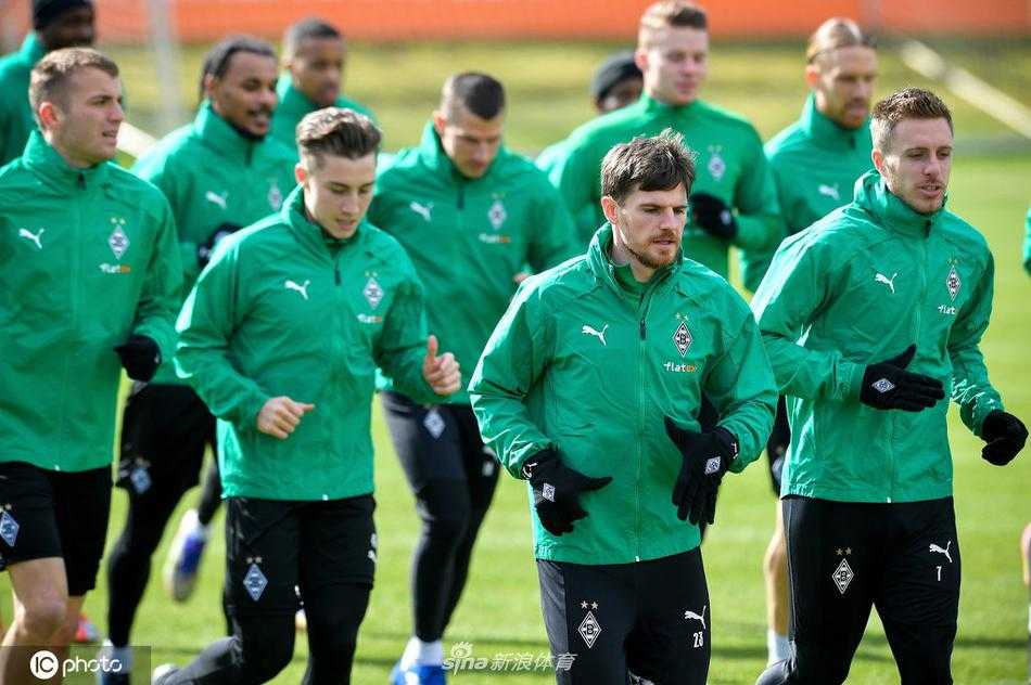 主帅罗泽双手插兜，独自凝视着远方。他的背影在夕阳下拉长，这或许是他带领门兴的欧冠谢幕倒计时，复杂的神情里写满不甘与留恋。