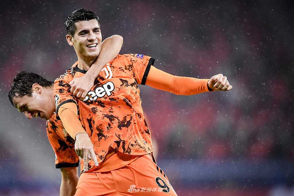 莫拉塔在客场球迷面前张开双臂，激情庆祝他为尤文图斯首开记录的进球，身旁的队友纷纷跑来与他共享这荣耀一刻。