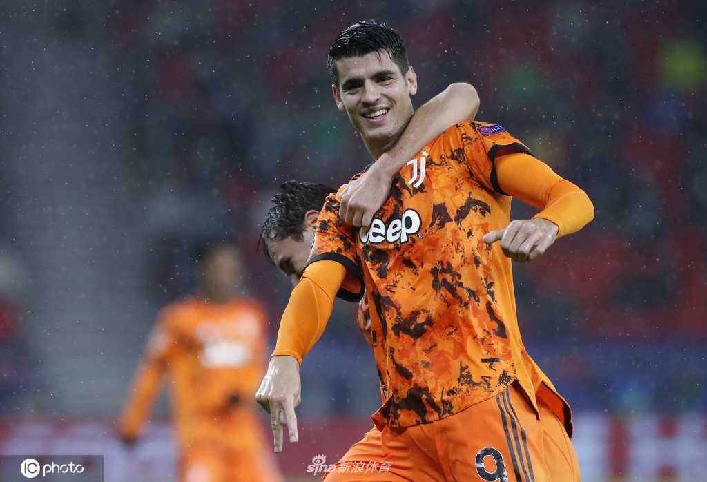 迪巴拉在对方门将出击失误后，机敏地抢先一步触球，面对空门冷静施射，这一刻他的眼中只有脚下的足球和前方的球门。