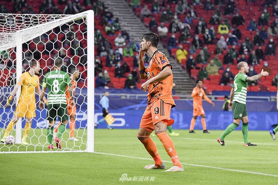 费伦茨城球员西格在C罗面前奋力跃起，试图用头球阻挡这记势大力沉的任意球，人墙的紧张与C罗的霸气形成了鲜明对比。