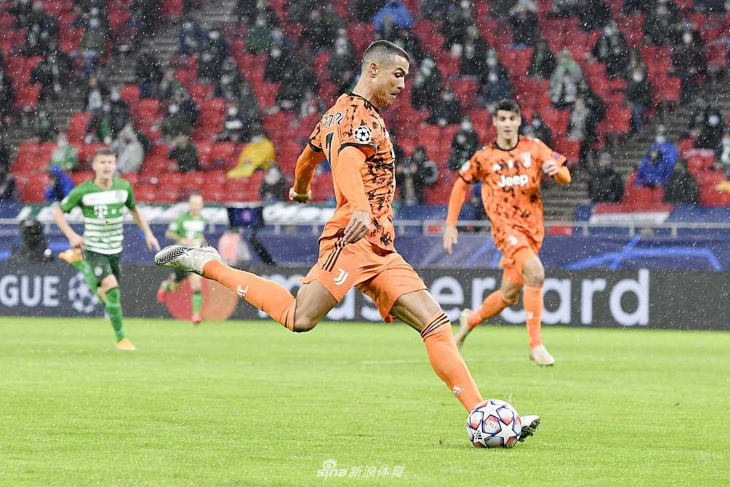 迪巴拉破门后难掩兴奋之情，他紧握双拳，张大嘴巴怒吼着释放内心的激情，这是属于他的完美夜晚。