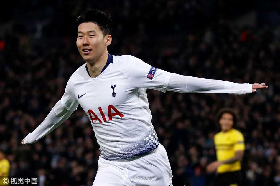 维尔通亨激情撕扯球衣庆祝进球，表情略显狰狞，展现了铁血一面